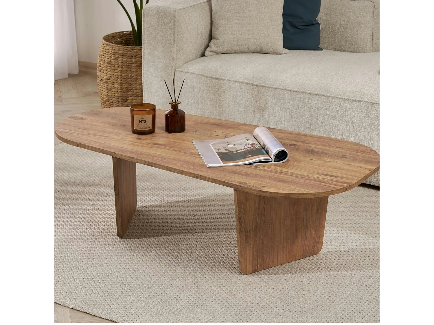 Table basse design organique effet pin, pieds obliques MARFA