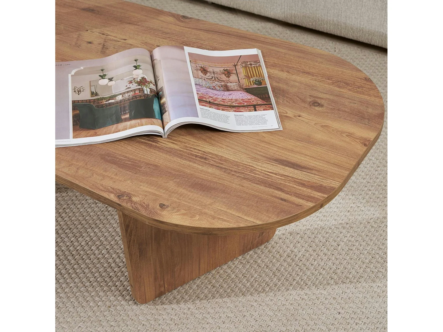 Table basse design organique effet pin, pieds obliques MARFA