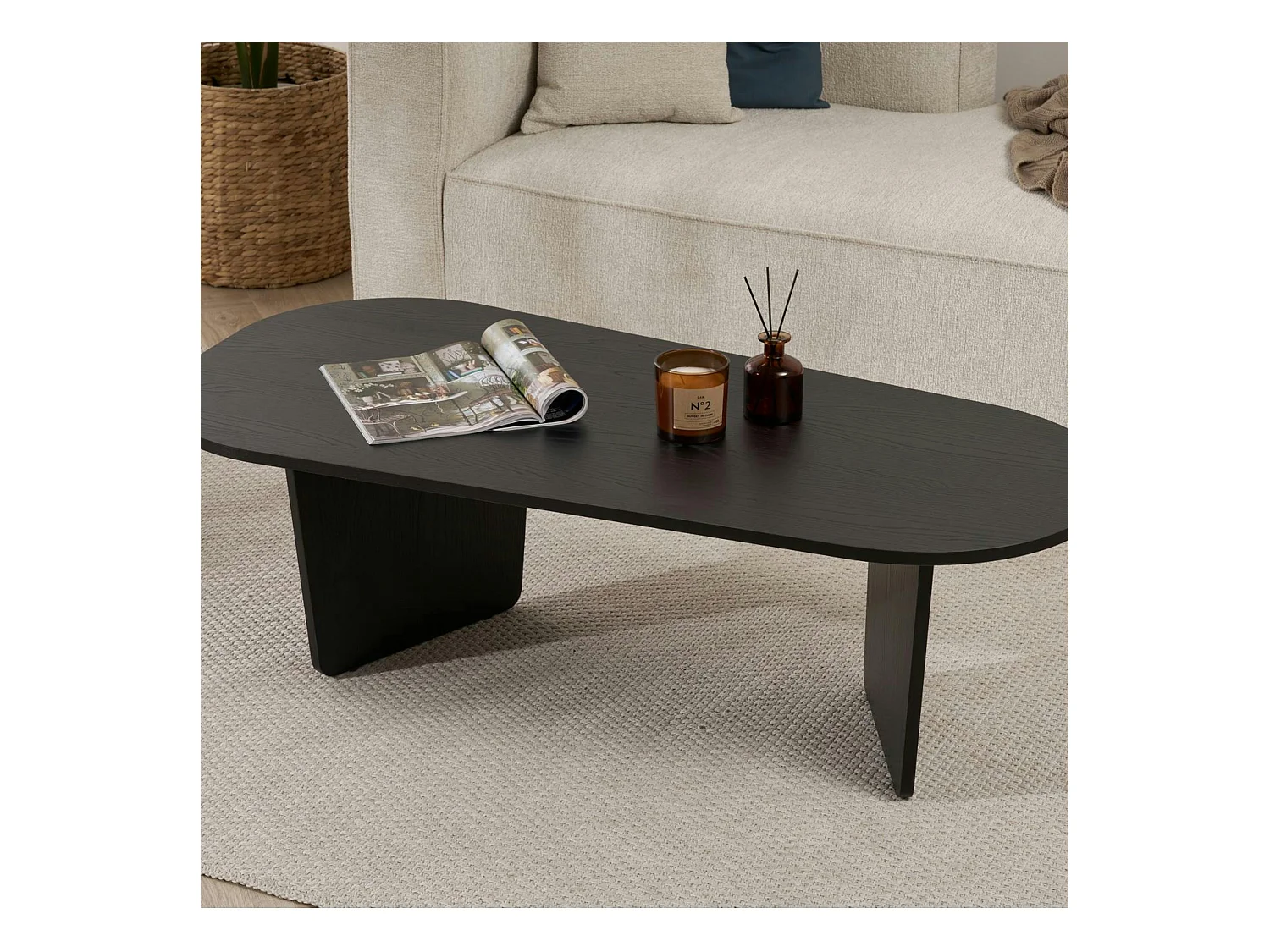 Table basse noire organique effet bois - pieds obliques MARFA
