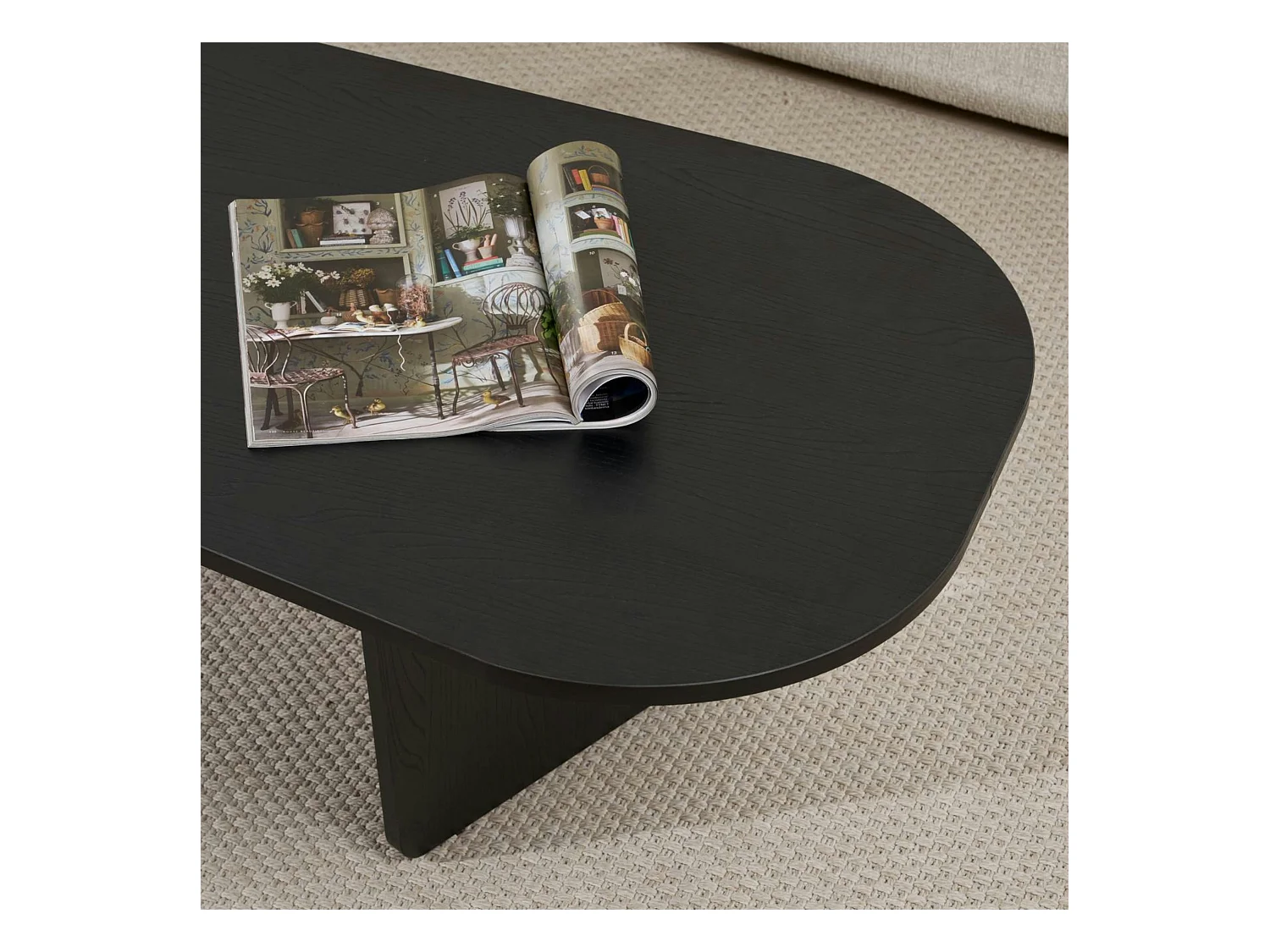 Table basse noire organique effet bois - pieds obliques MARFA