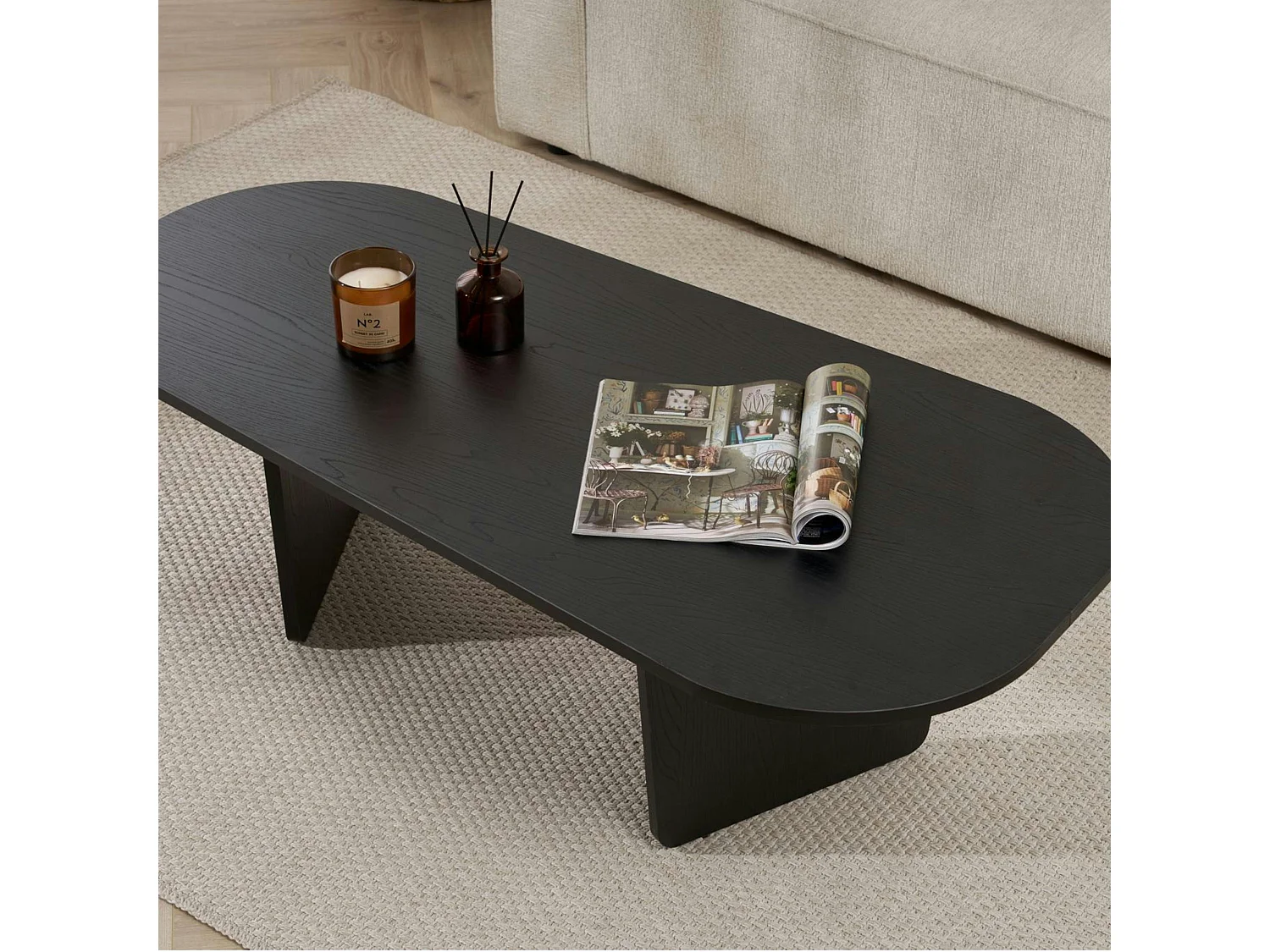 Table basse noire organique effet bois - pieds obliques MARFA