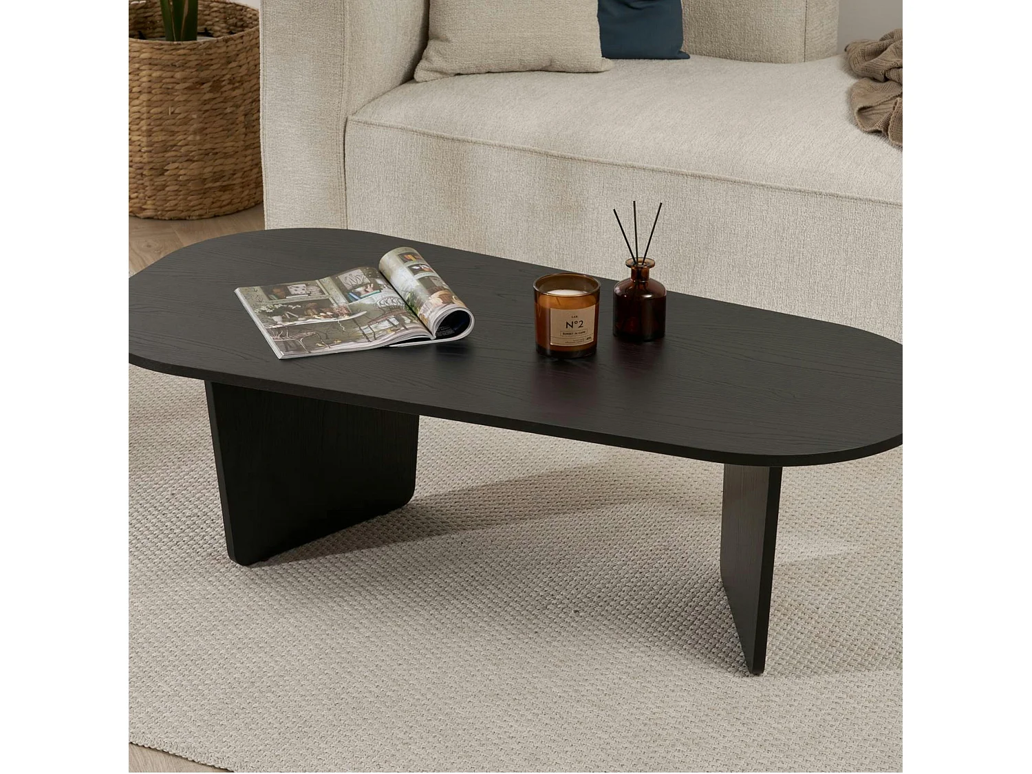 Table basse noire organique effet bois - pieds obliques MARFA