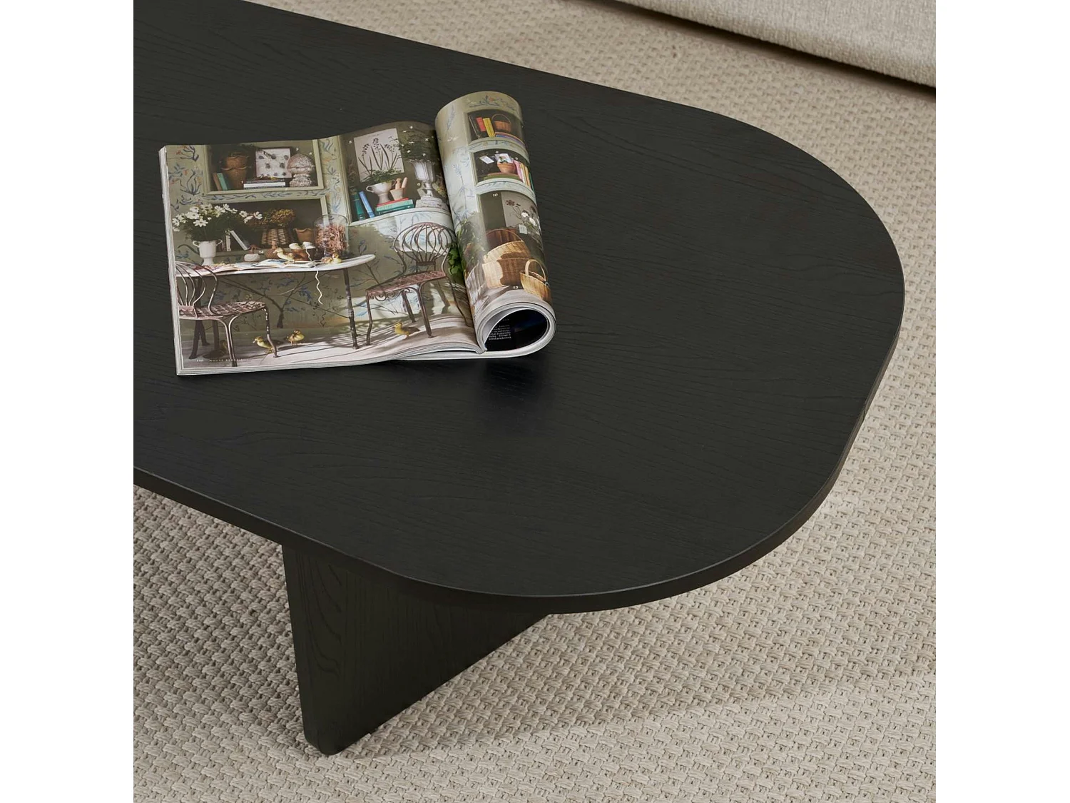 Table basse noire organique effet bois - pieds obliques MARFA