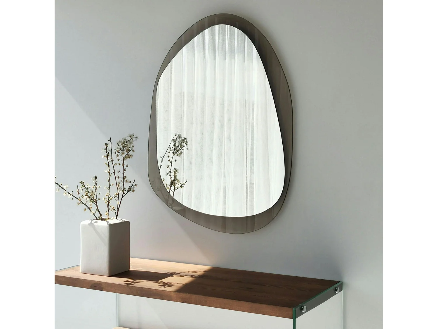 Miroir design organique cadre verre ambré 75 cm CODY