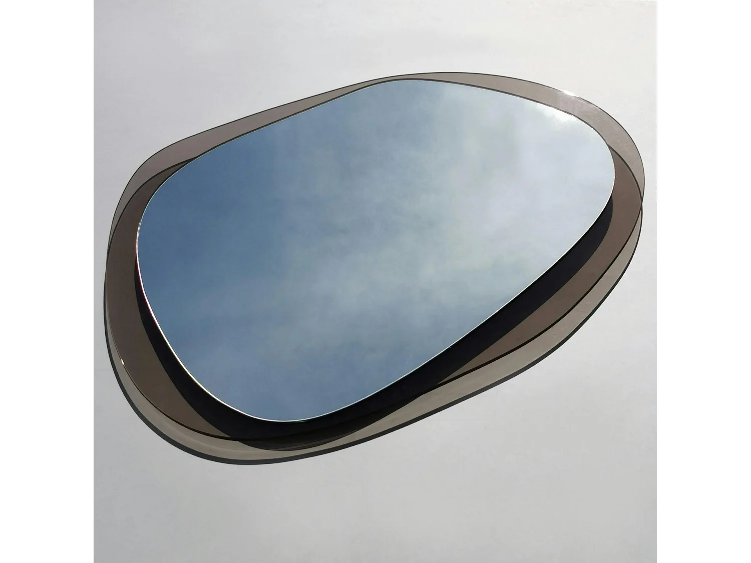 Miroir design organique cadre verre ambré 75 cm CODY