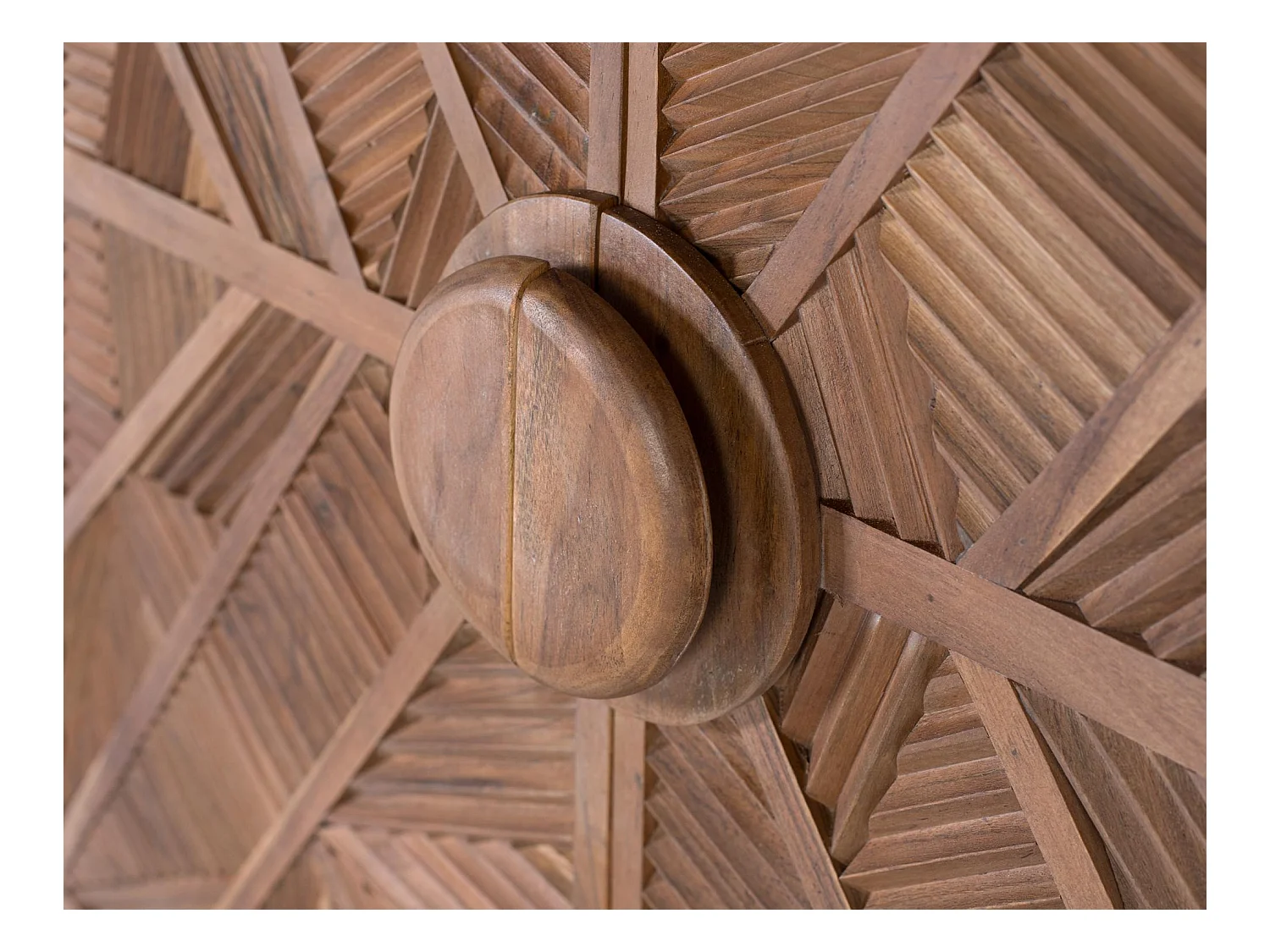 Aparador alto de madera de mango con puertas talladas