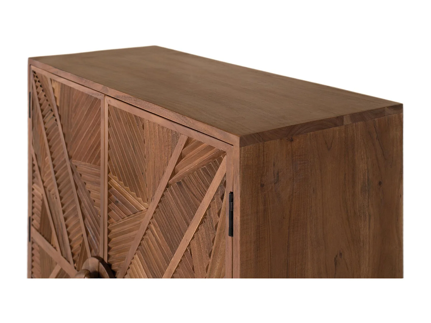 Buffet hoog in manguierbossen met gebeeldhouwde poorten