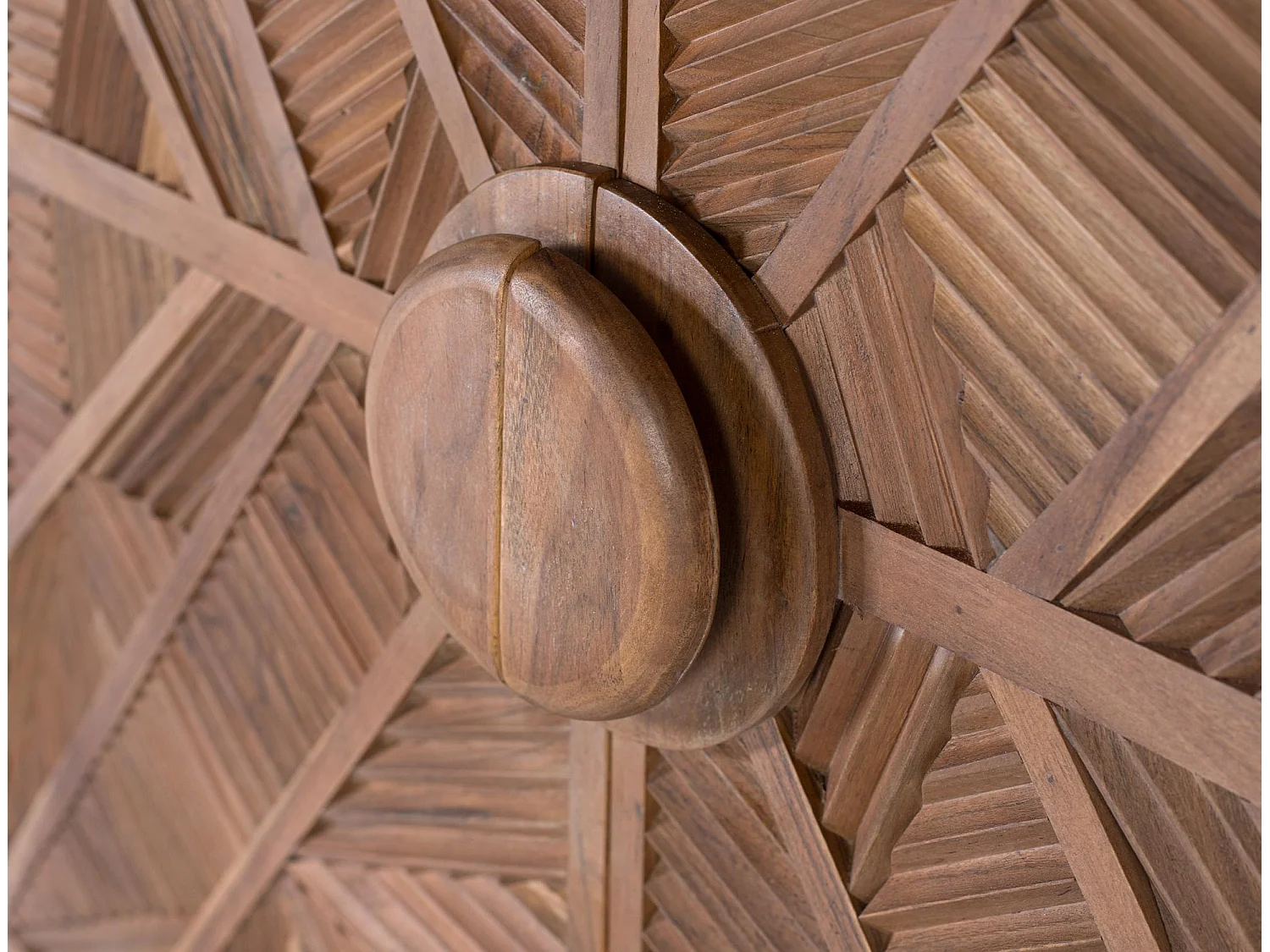 Buffet hoog in manguierbossen met gebeeldhouwde poorten