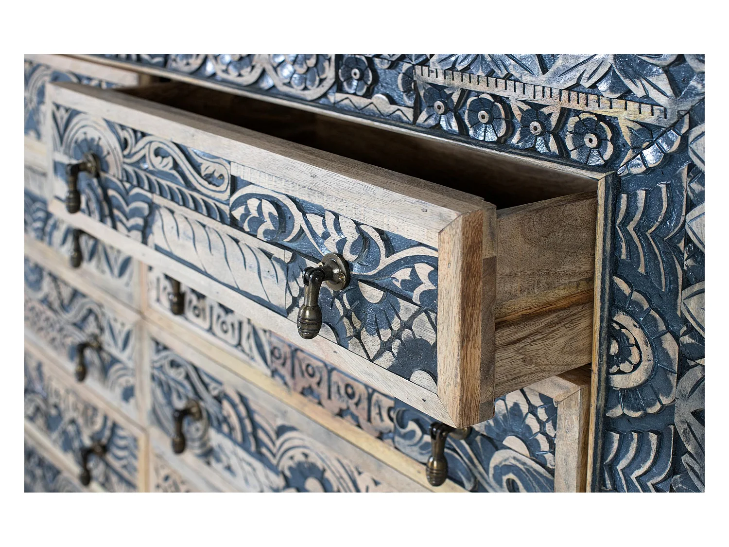 Buffet bicolore en manguier sculpté, naturel et bleu vieilli