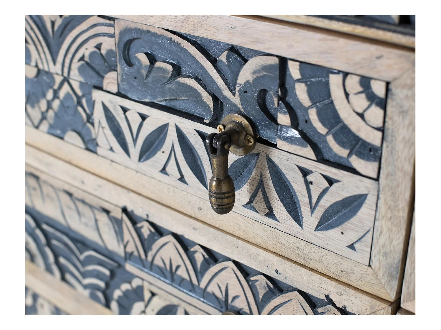 Buffet bicolore en manguier sculpté, naturel et bleu vieilli