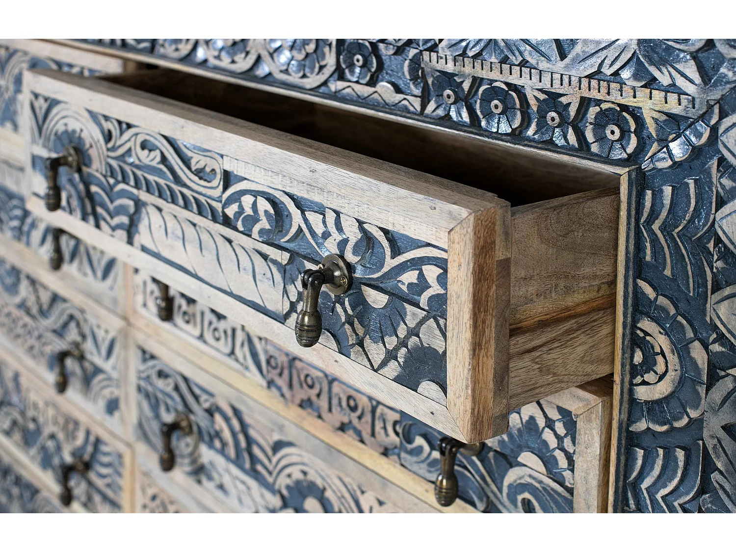 Zweifarbiges Sideboard aus geschnitztem Mangoholz