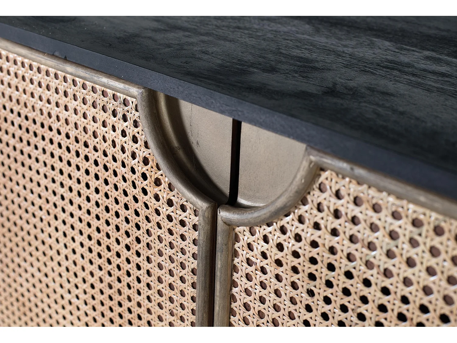 Buffet en bois foncé et portes en rotin tressé avec pieds métalliques