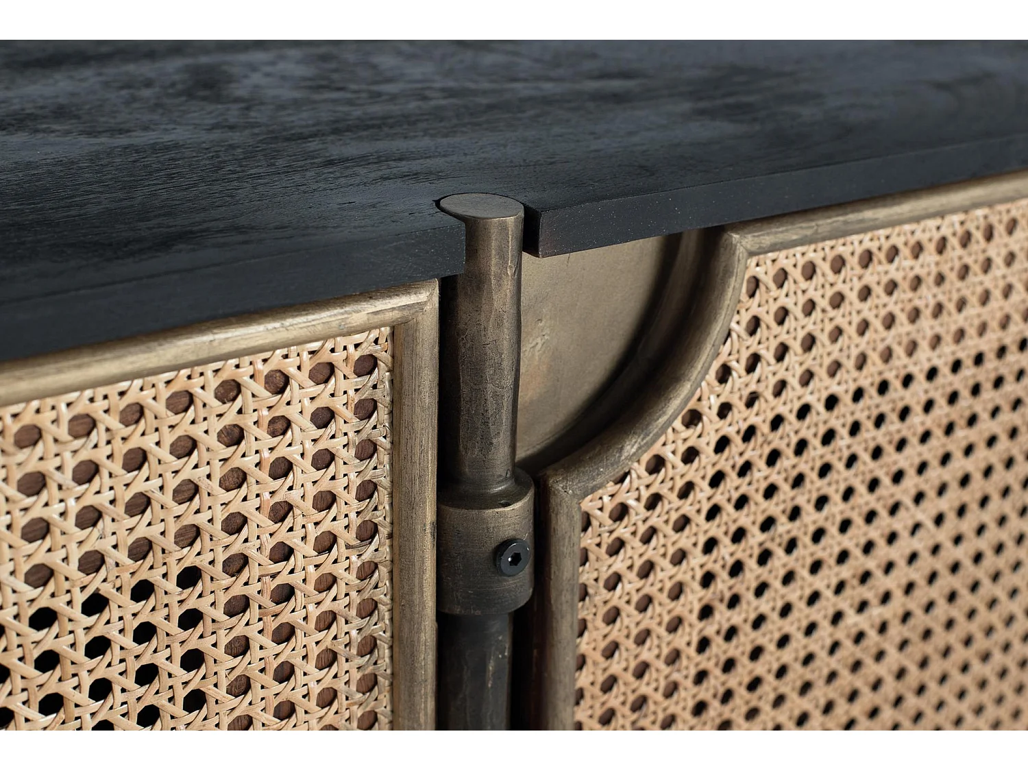 Buffet en bois foncé en portes en rotin tressé met pieds métalliques