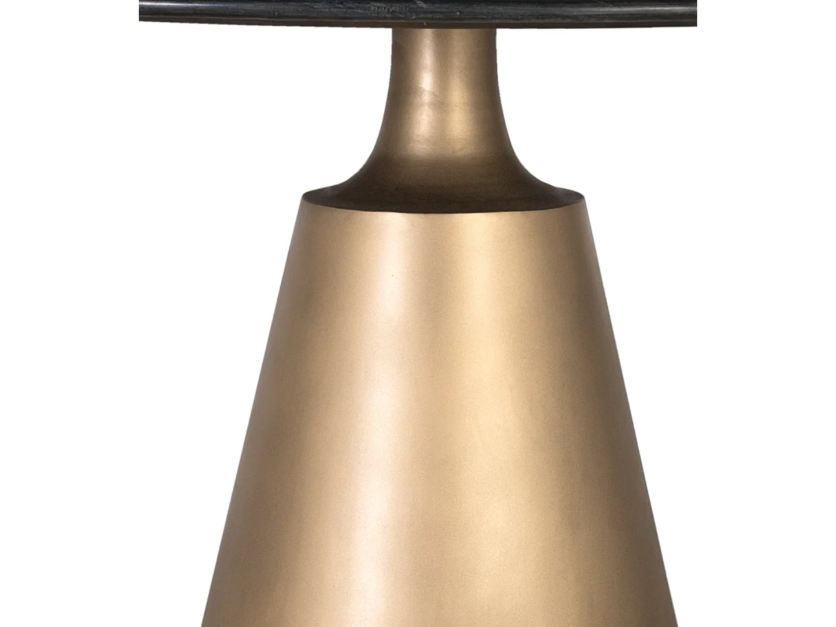 Mesa redonda em mármore preto com base em metal dourado acetinado.