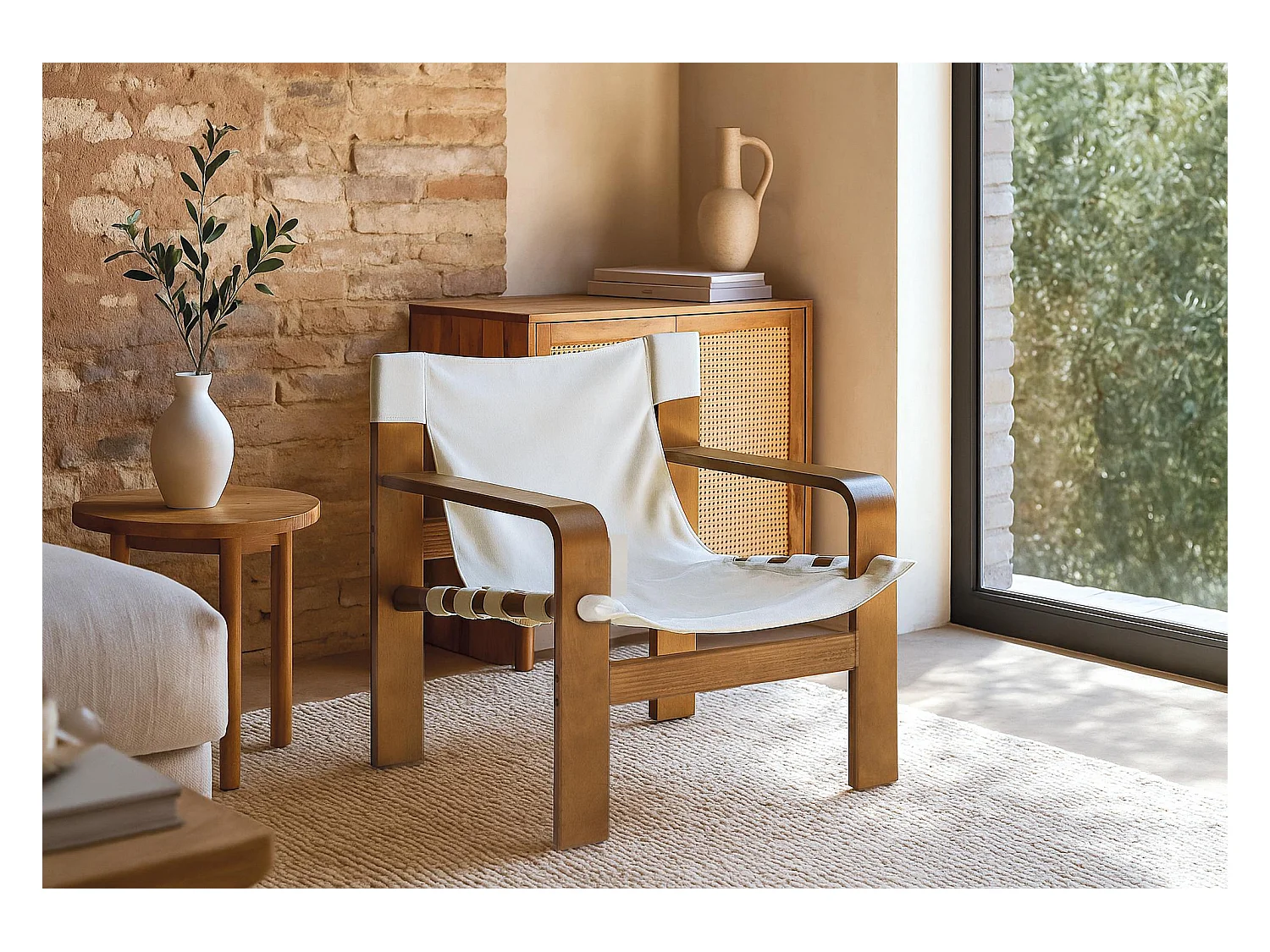 Fauteuil contemporain en bois de caoutchouc avec tissu beige