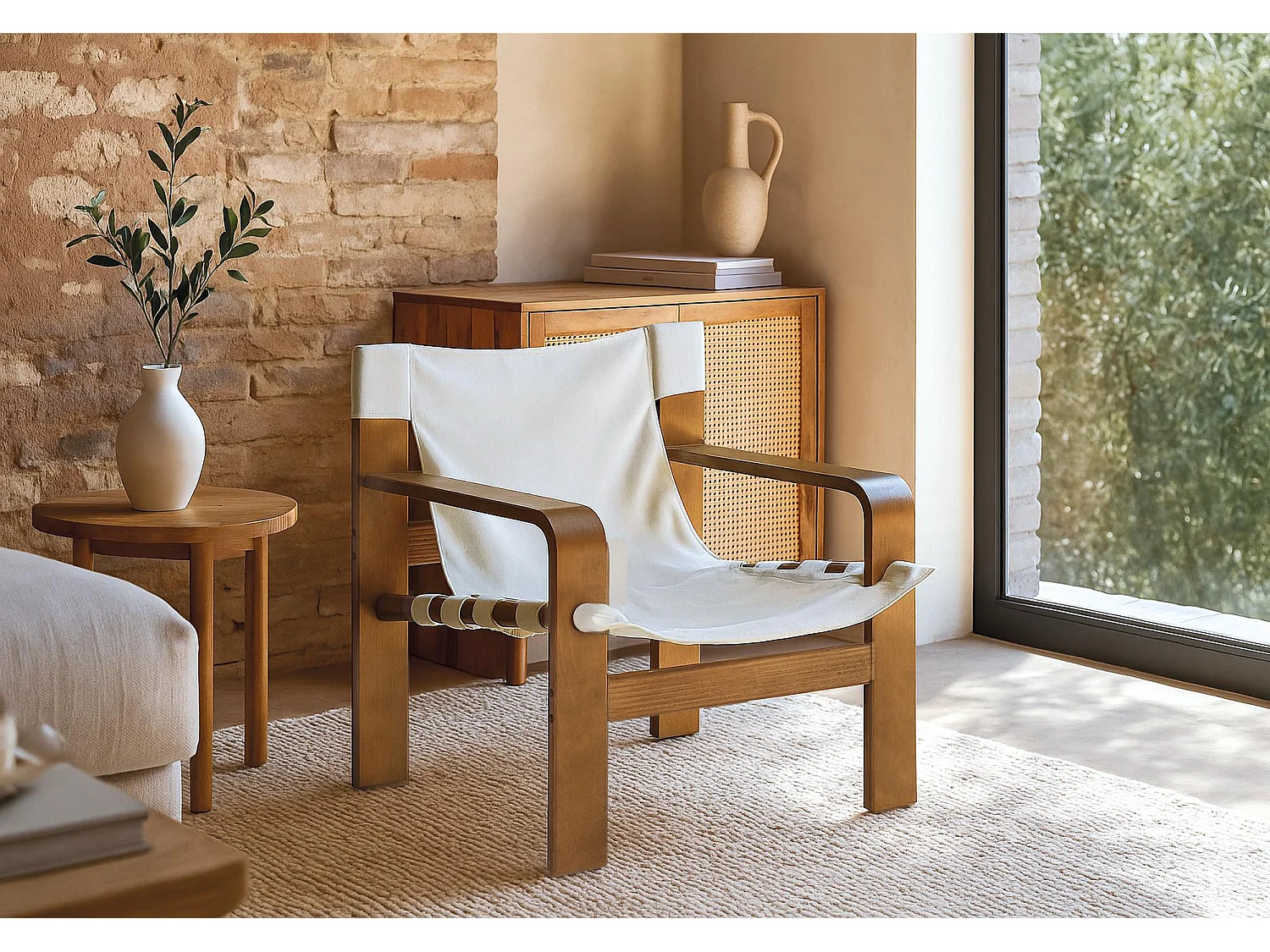 Fauteuil contemporain en bois de caoutchouc avec tissu beige