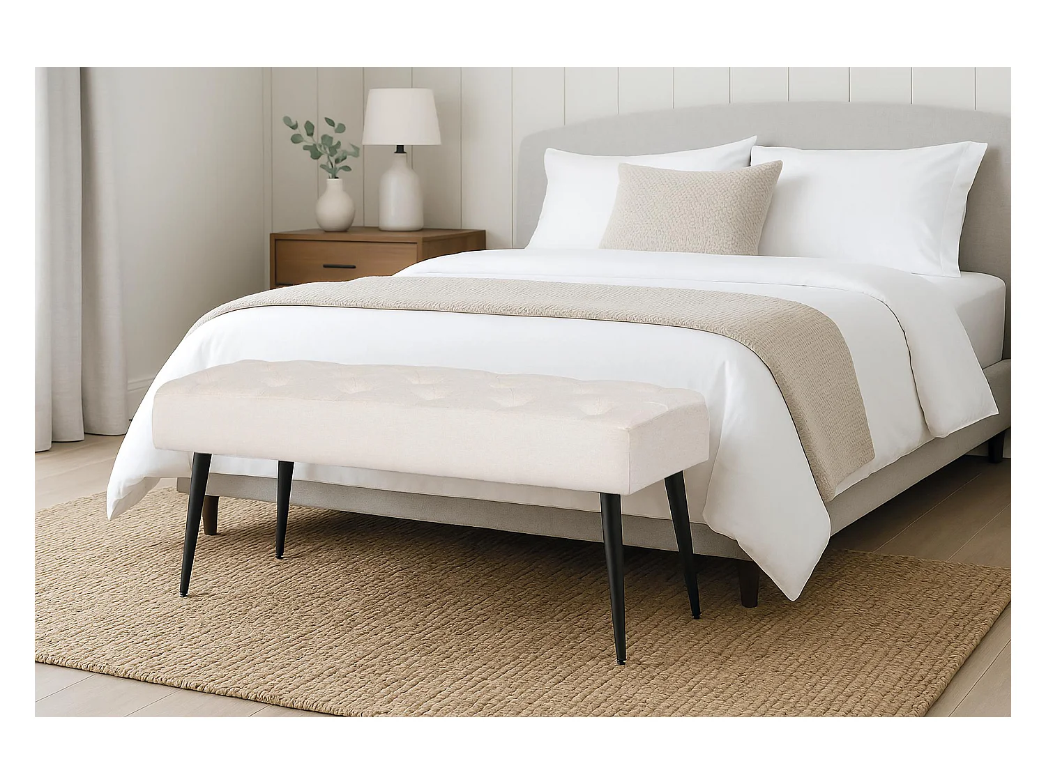 Banquette en tissu beige avec pieds en fer noir