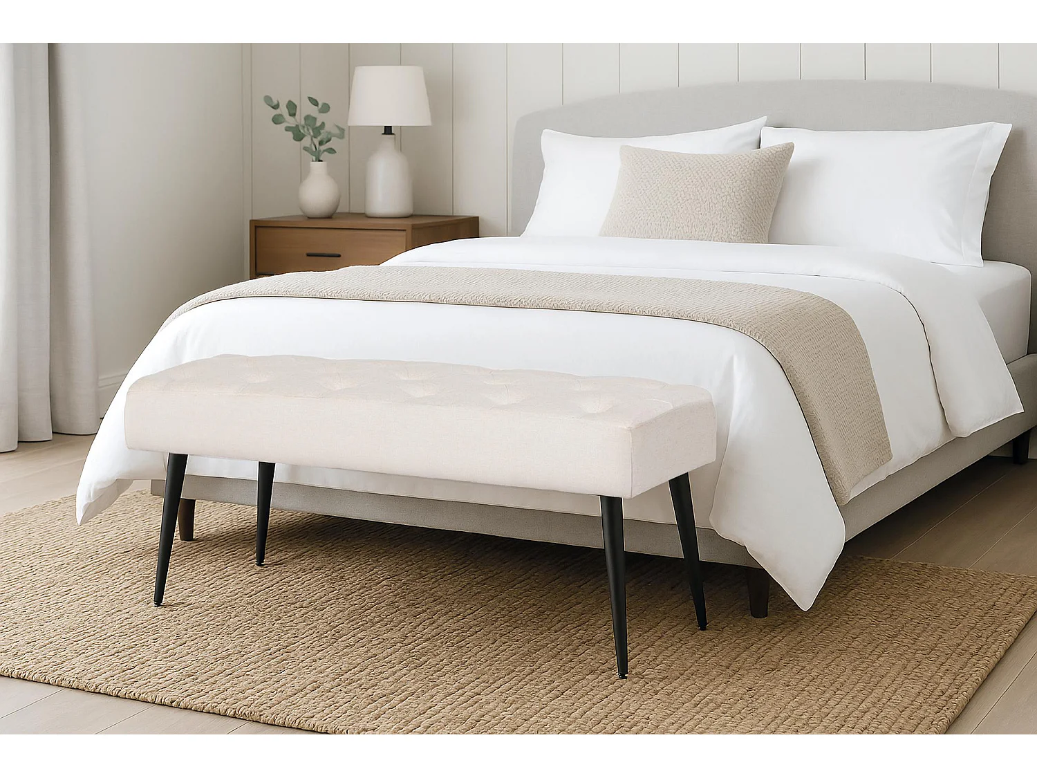 Banquette en tissu beige avec pieds en fer noir