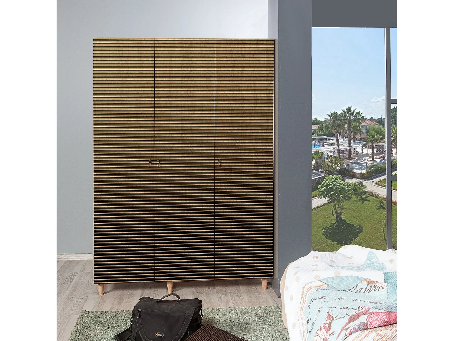 Armoire penderie 3 portes Infigo 135cm Bois Naturel Motif Rayures dégradé Noir et Jaune