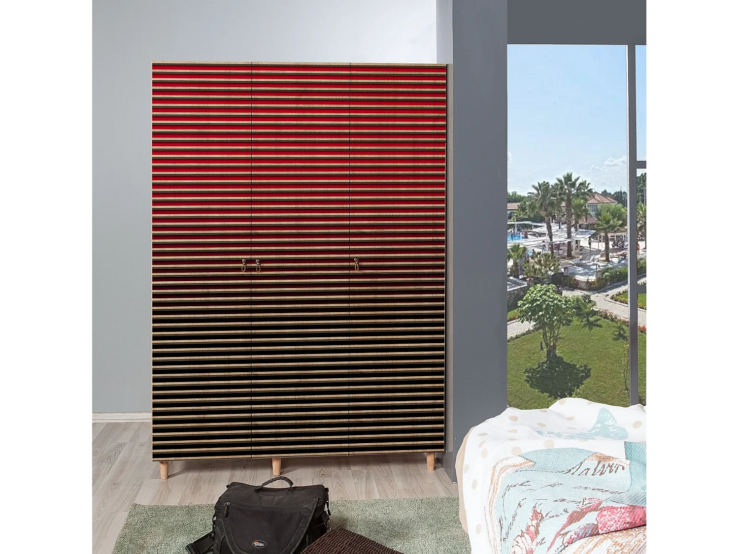 Armoire penderie 3 portes Infigo 135cm Bois Naturel Motif Rayures dégradé Noir et Rouge