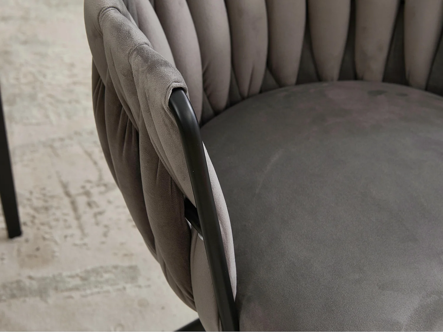 Lot de 2 Chaises pivotante grises - Chaise coquillage avec pieds noirs - Style contemporain