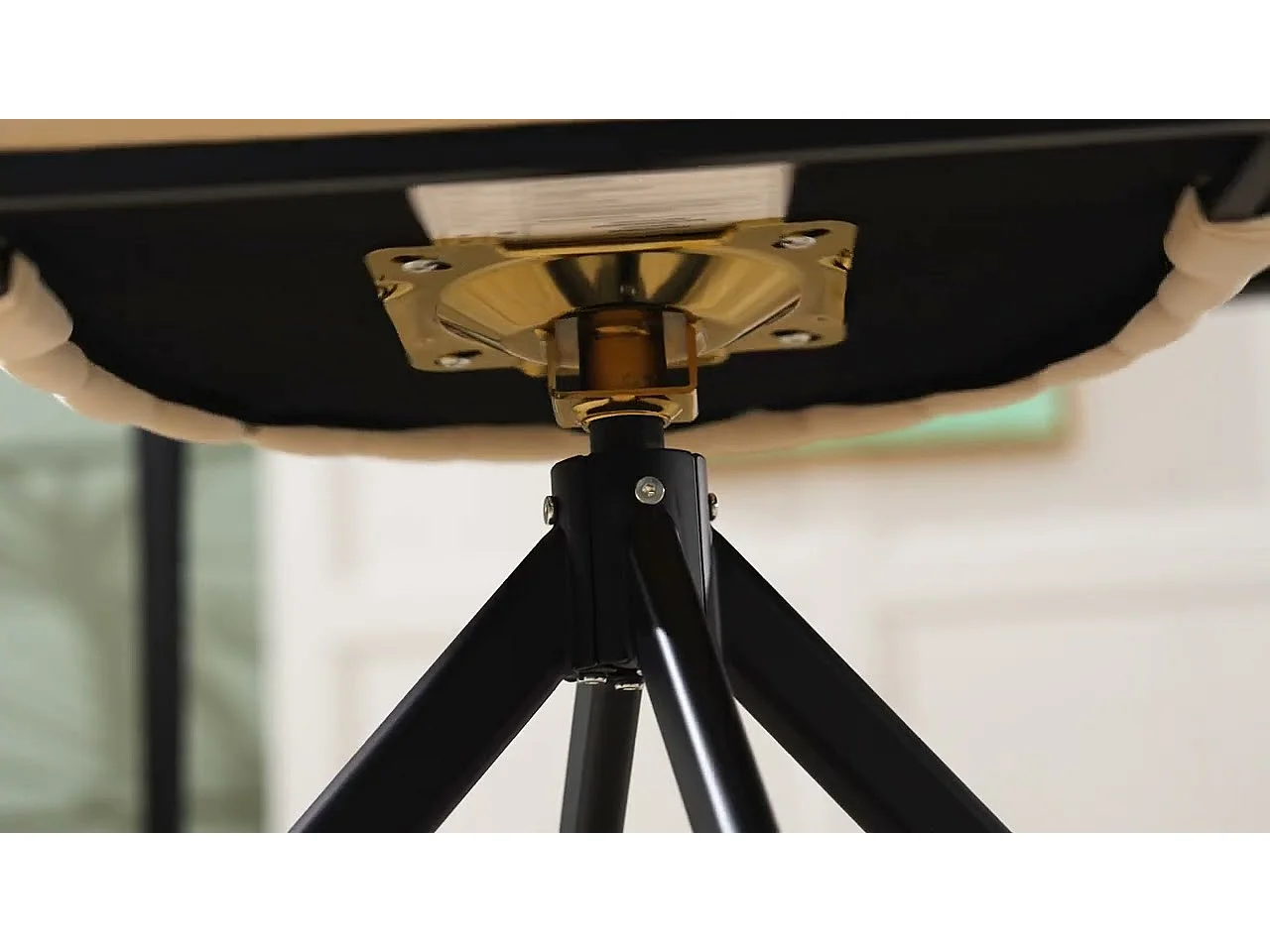 Lot de 2 Chaises pivotante beiges - Chaise coquillage avec pieds noirs - Style contemporain