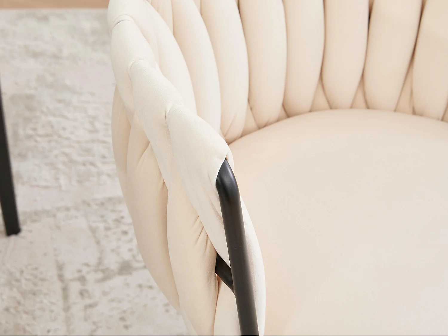 Lot de 2 Chaises pivotante beiges - Chaise coquillage avec pieds noirs - Style contemporain