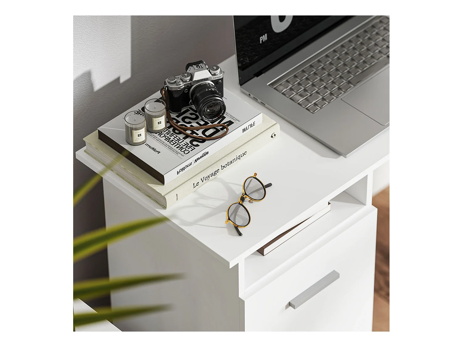 Scrivania moderna con 3 cassetti e ripiano aperto bianco e marrone