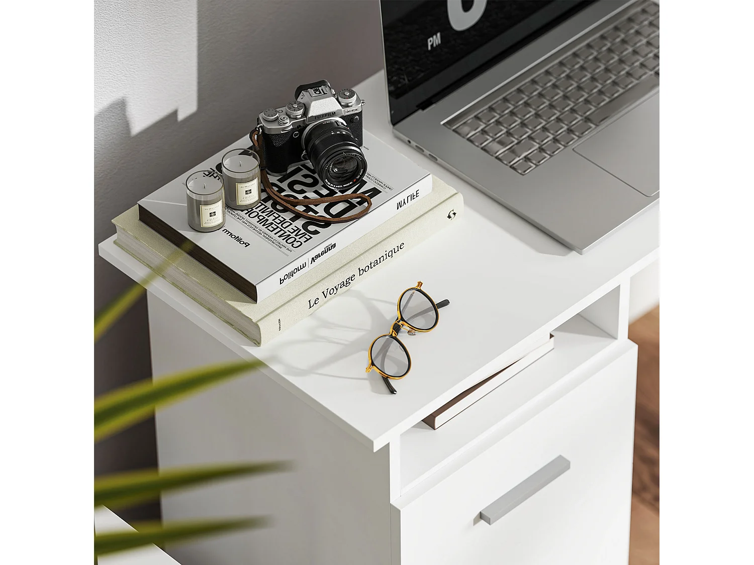 Scrivania moderna con 3 cassetti e ripiano aperto bianco e marrone