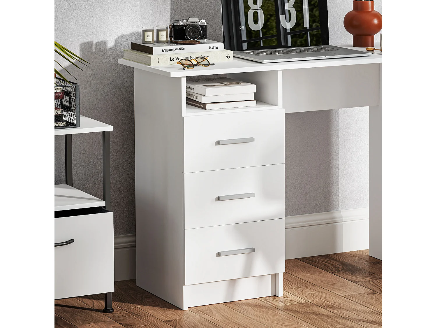 Scrivania moderna con 3 cassetti e ripiano aperto bianco e marrone