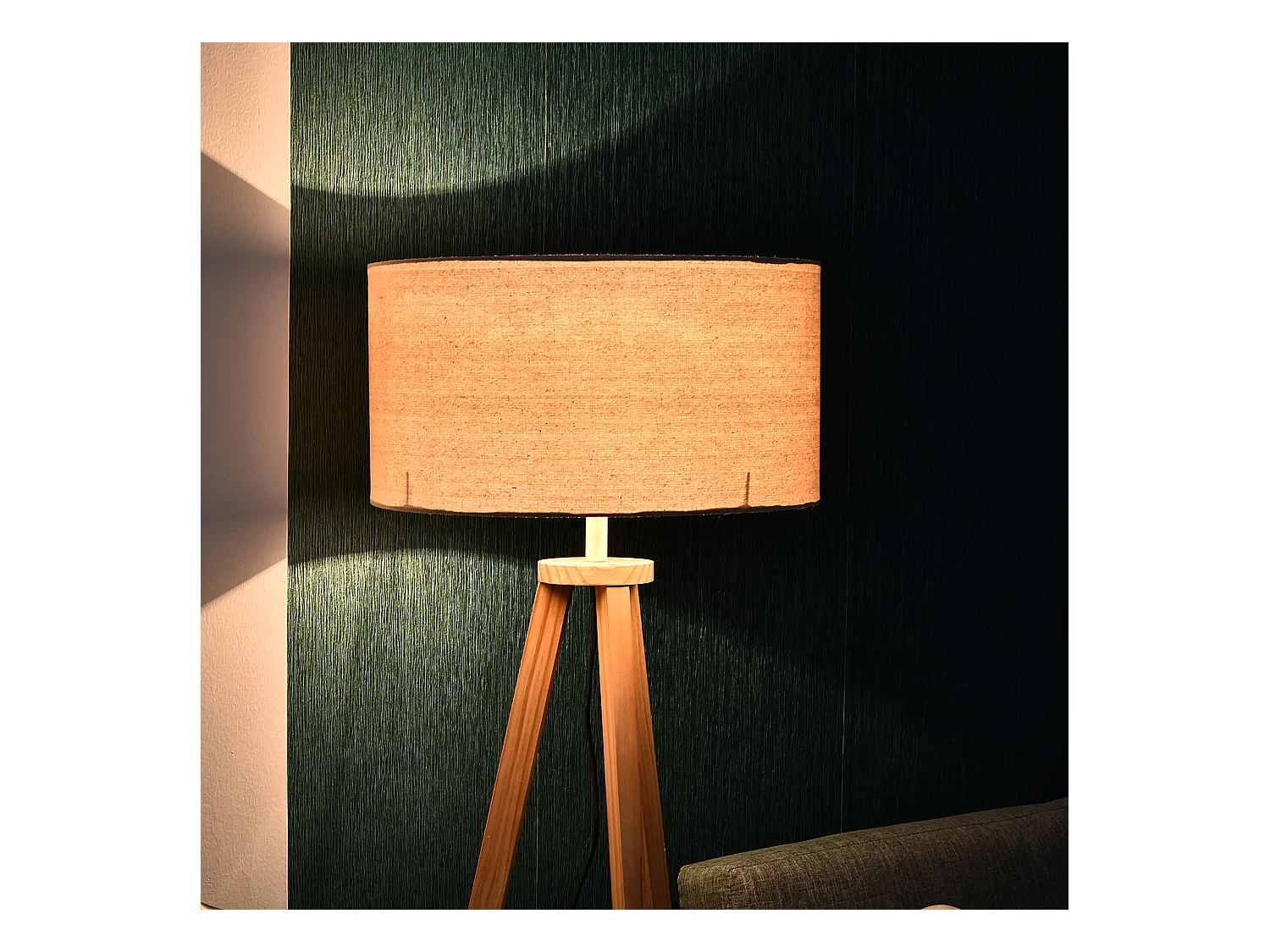 Lampada da terra con ripiano legno e paralume lino colore legno