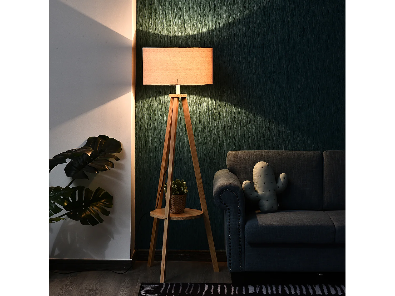Lampada da terra con ripiano legno e paralume lino colore legno