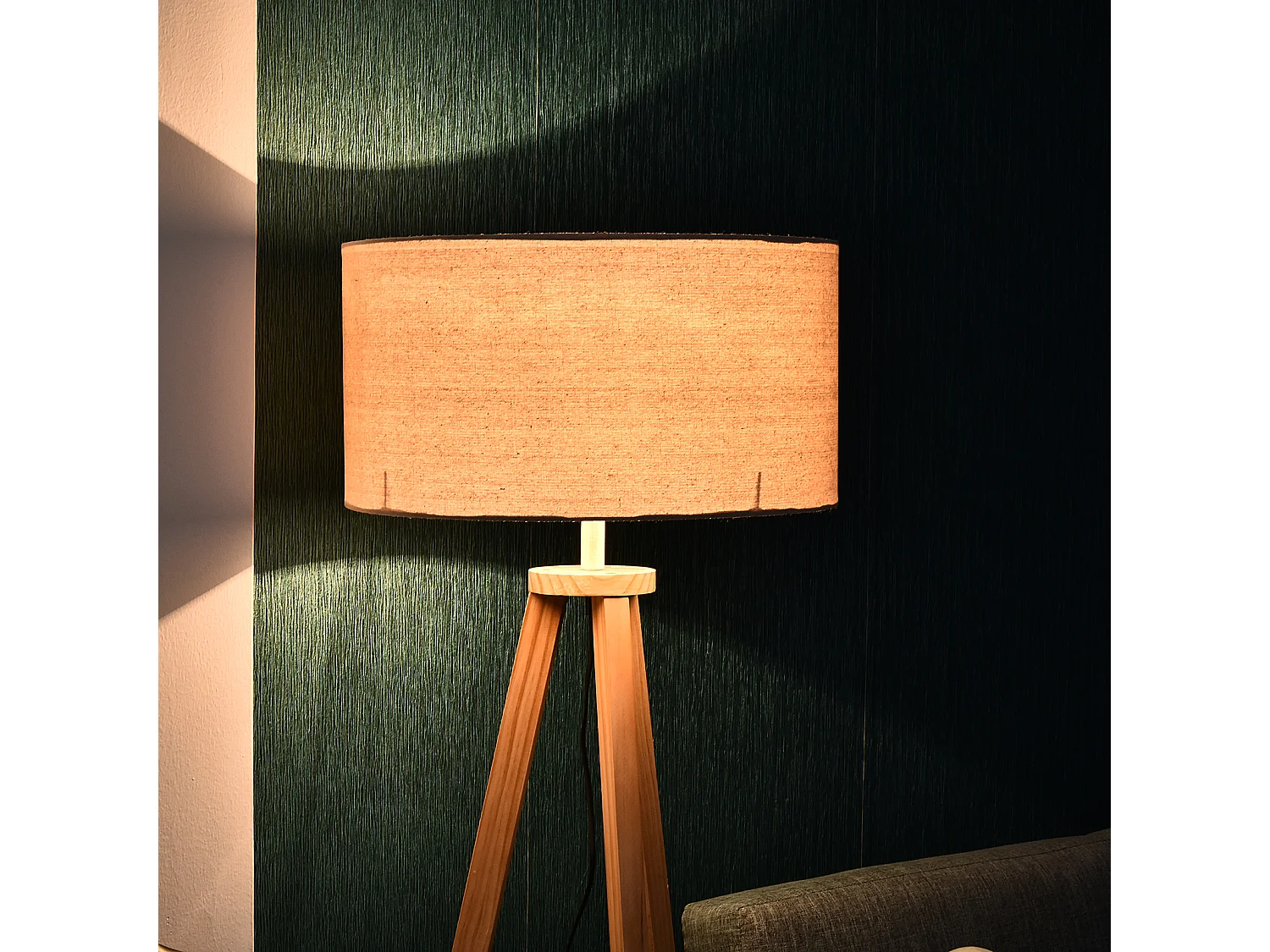Lampada da terra con ripiano legno e paralume lino colore legno