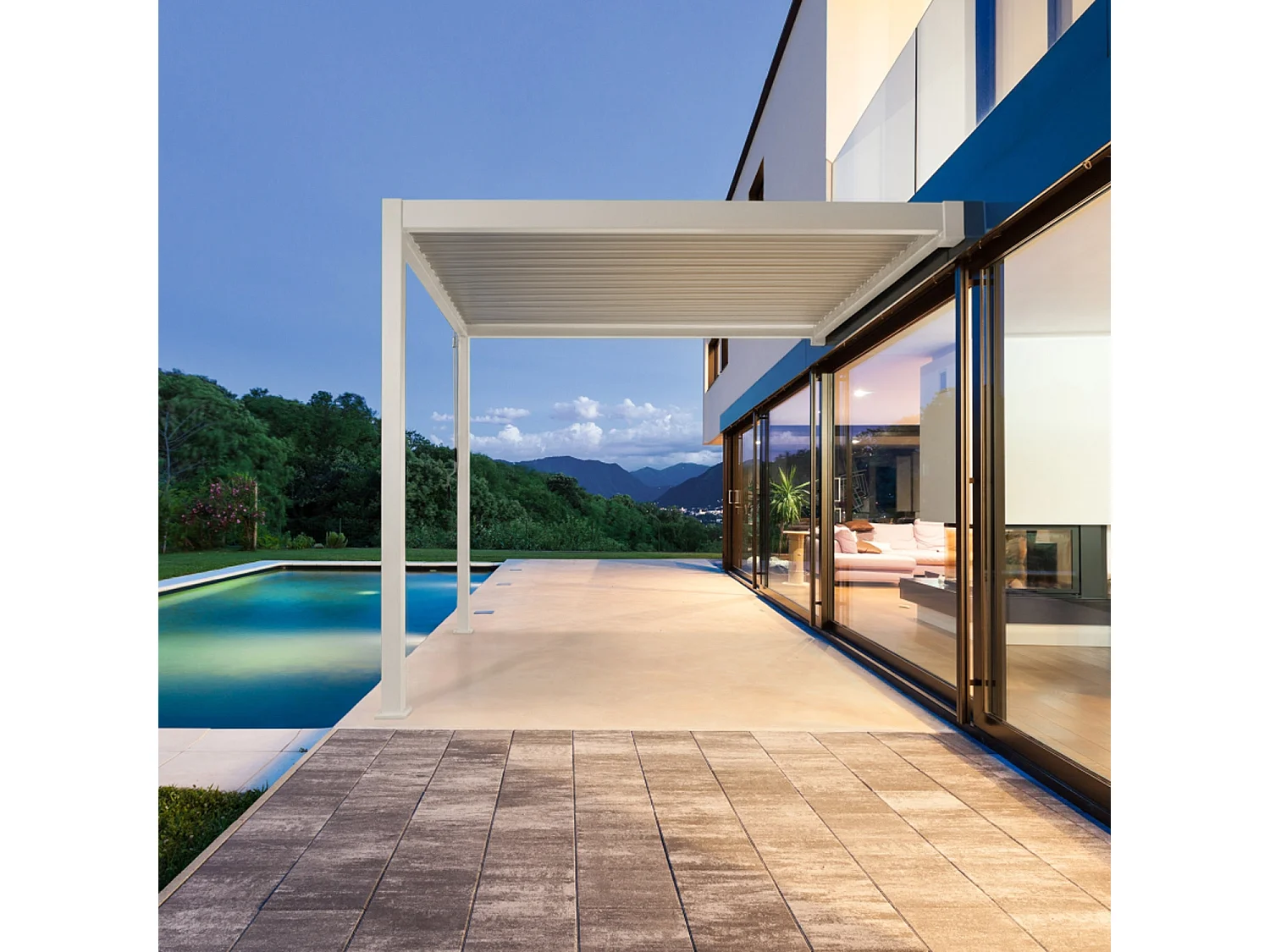 Pergola bioclimatique aluminium beige adossée lames orientables 4x3m Triomphe