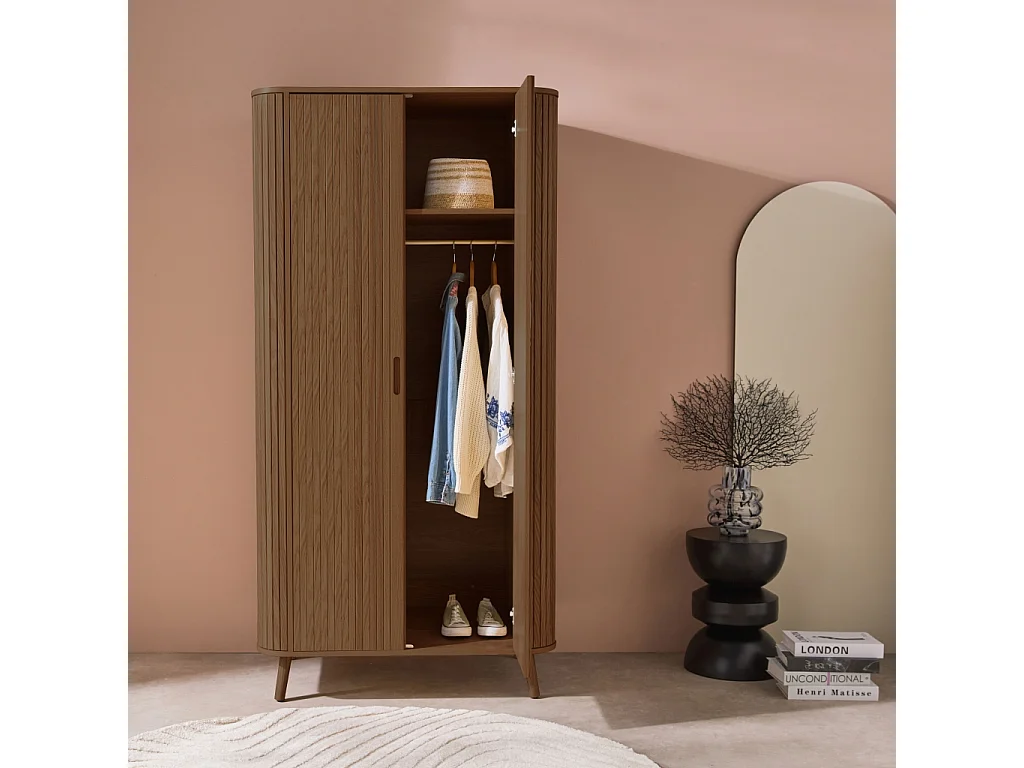 Armadio effetto legno scanalato con mensola e guardaroba, noce