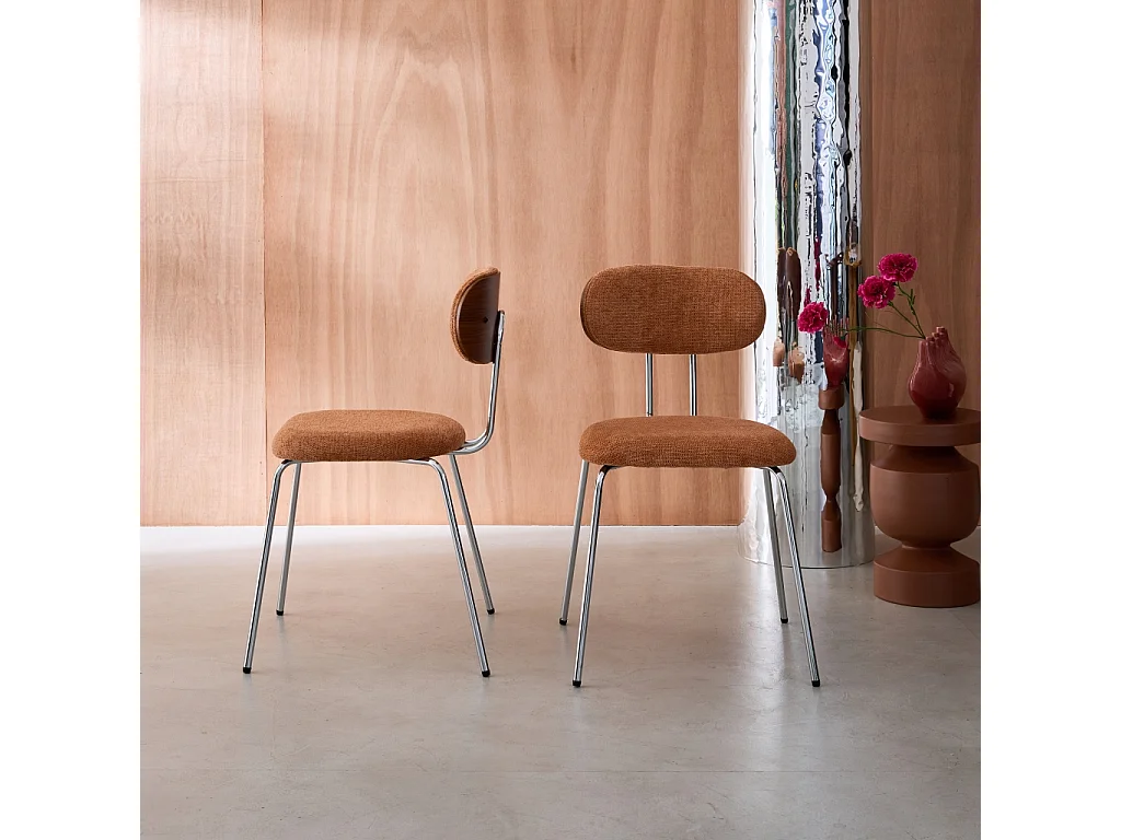 Silla de madera curvada teñida de nogal y tejido repelente al agua ,