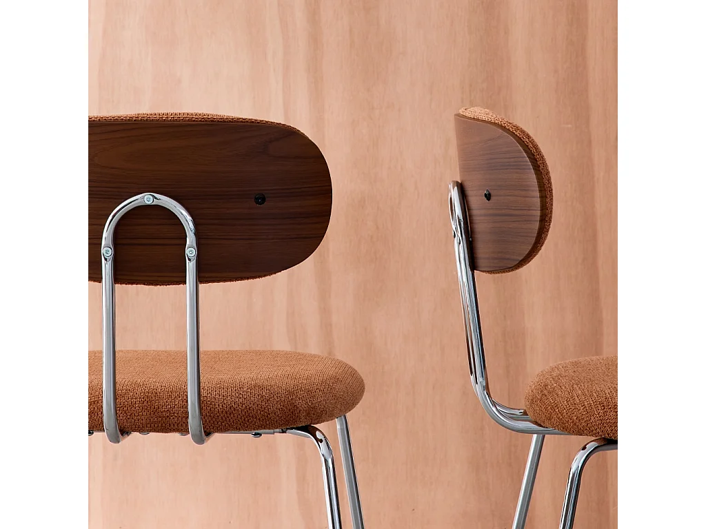 Silla de madera curvada teñida de nogal y tejido repelente al agua ,