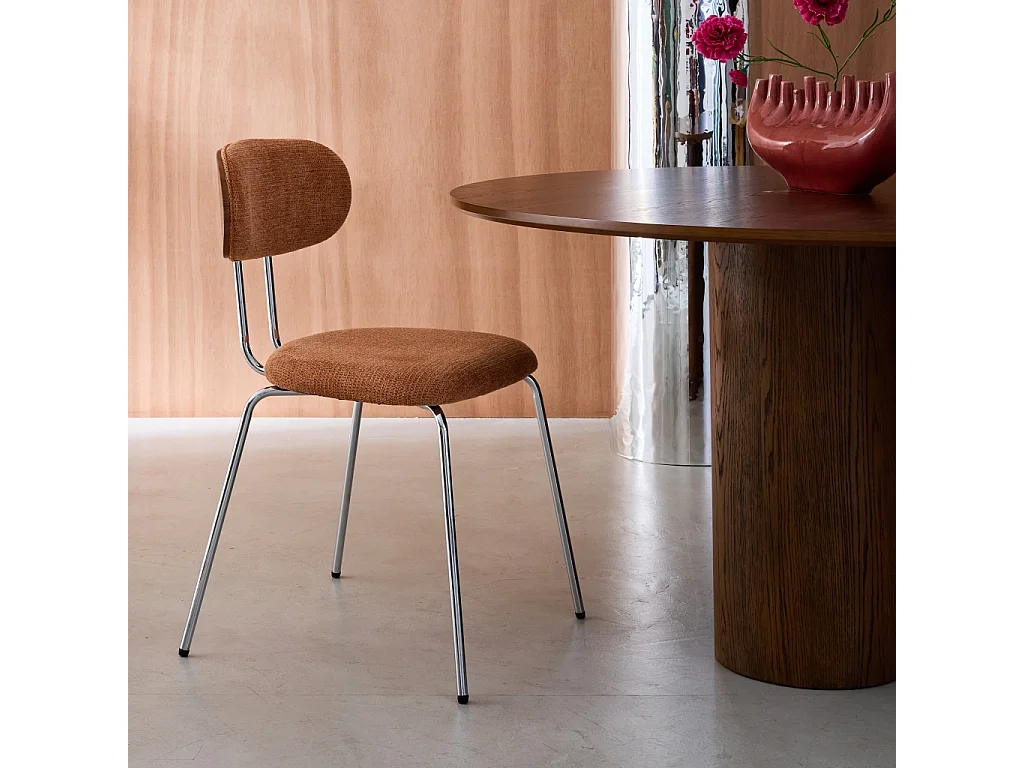 Silla de madera curvada teñida de nogal y tejido repelente al agua ,