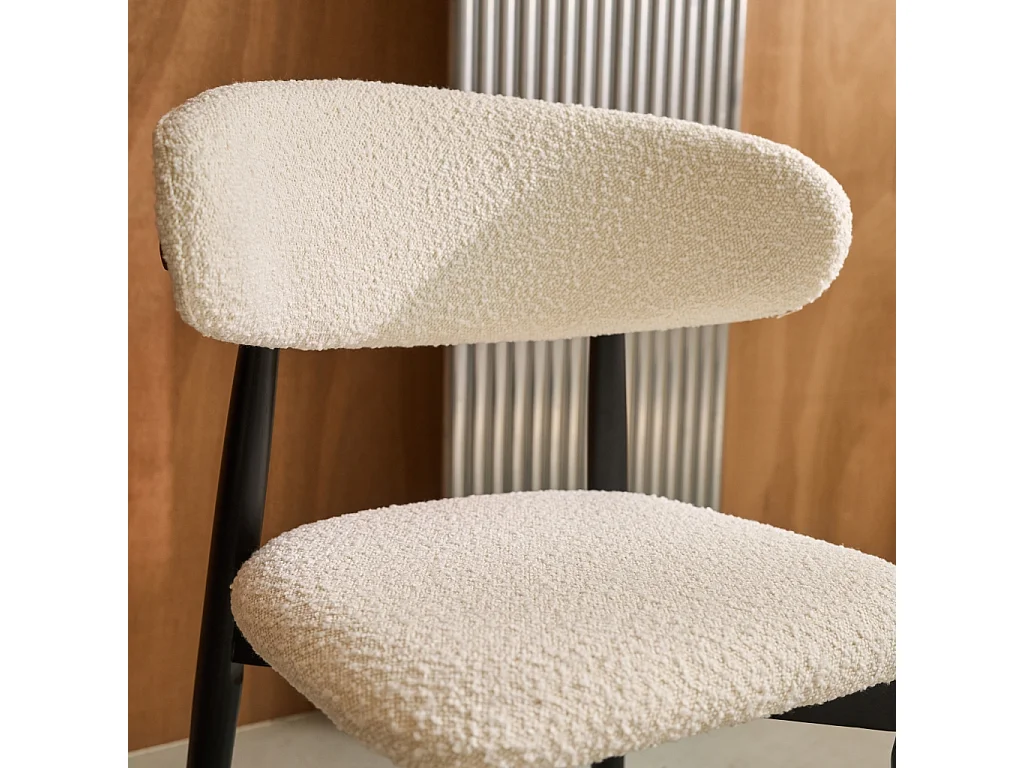 Lot de 2 chaises en bois d'hévéa noir et tissu bouclette blanc crème