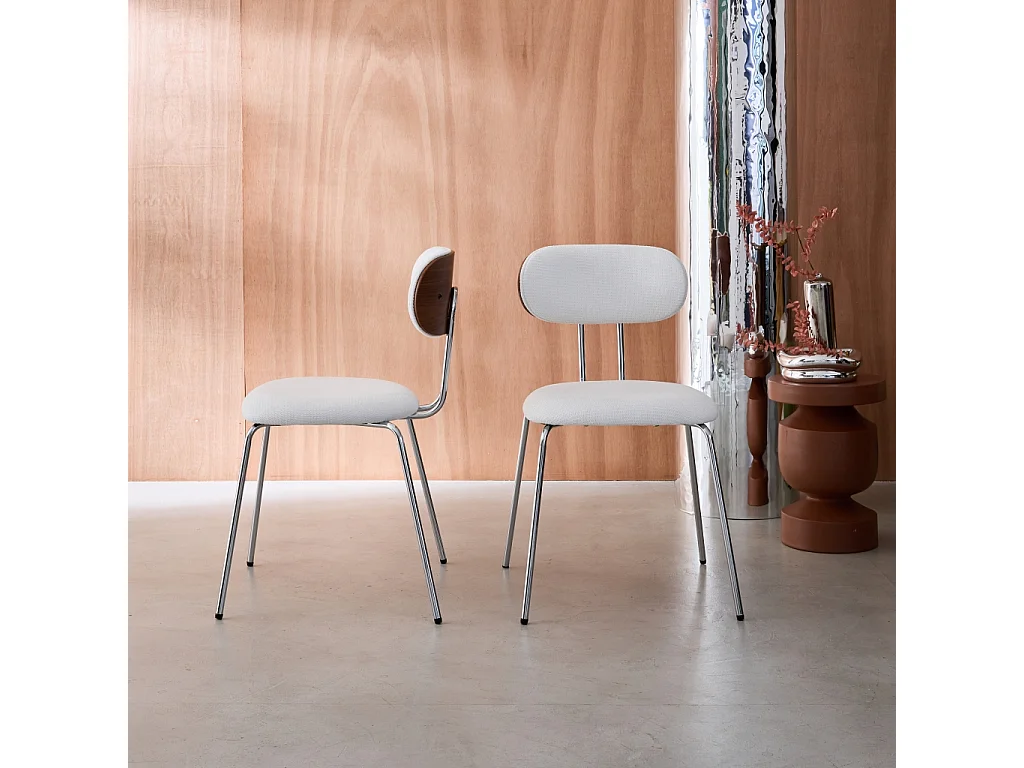 Silla de madera curvada teñida de nogal y tejido repelente al agua ,