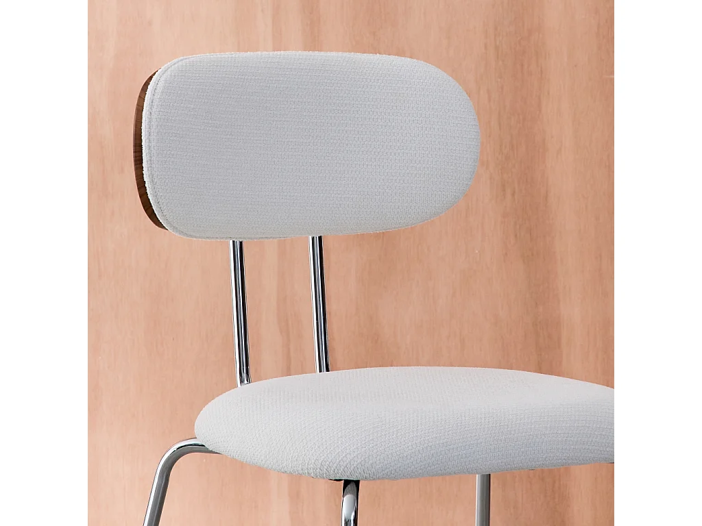 Silla de madera curvada teñida de nogal y tejido repelente al agua ,