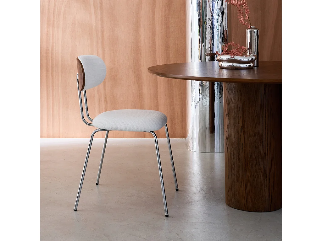 Silla de madera curvada teñida de nogal y tejido repelente al agua ,