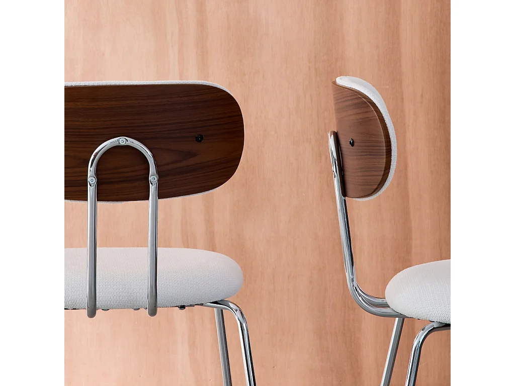 Silla de madera curvada teñida de nogal y tejido repelente al agua ,