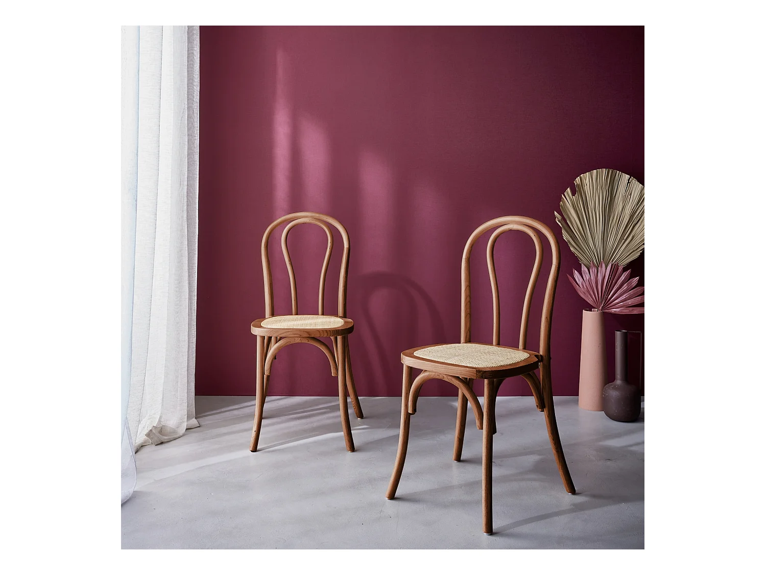 Lot de deux chaises vintage en bois avec assise en rotin et dossier arrondi coloris noyer