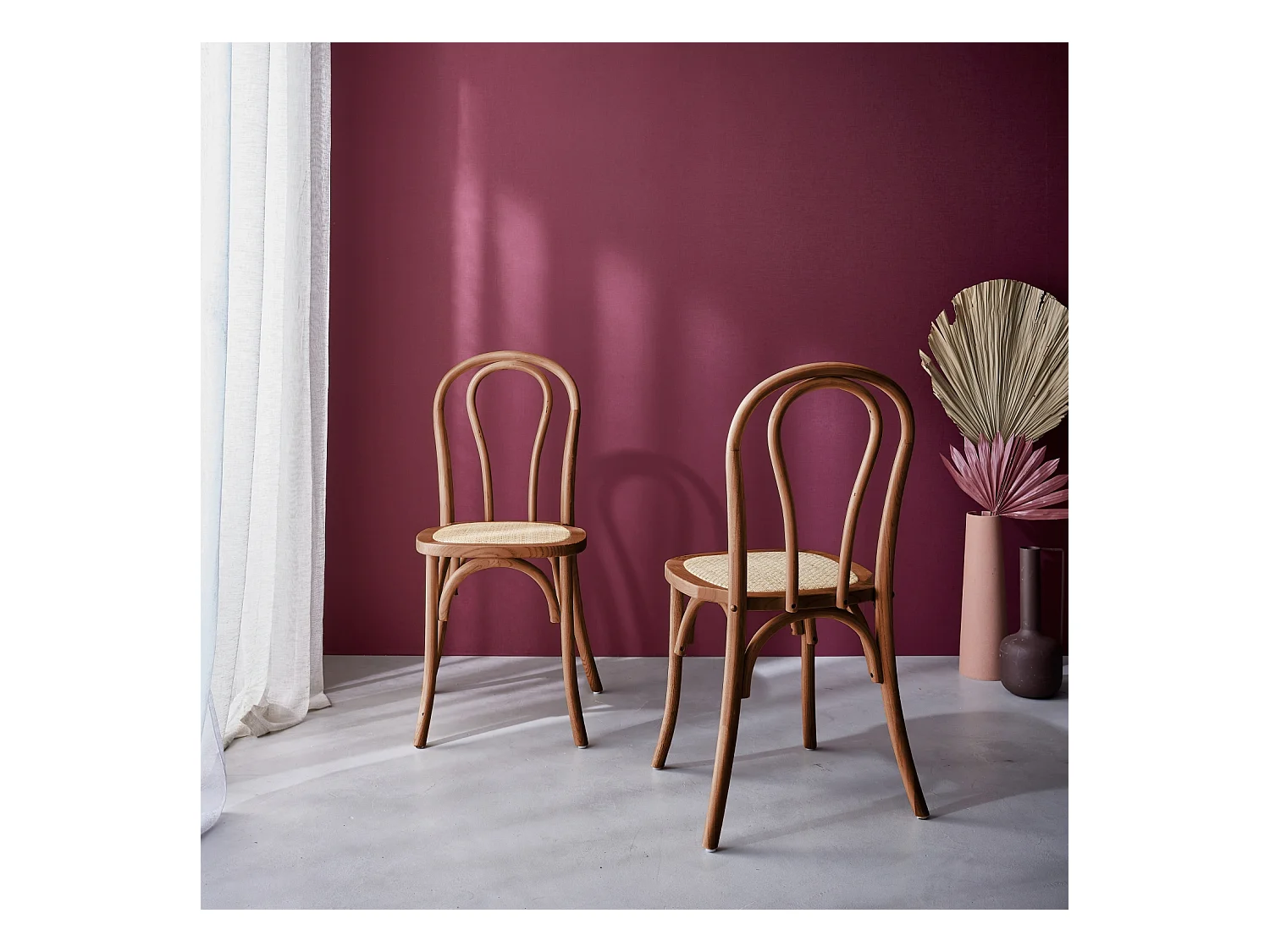 Lot de deux chaises vintage en bois avec assise en rotin et dossier arrondi coloris noyer