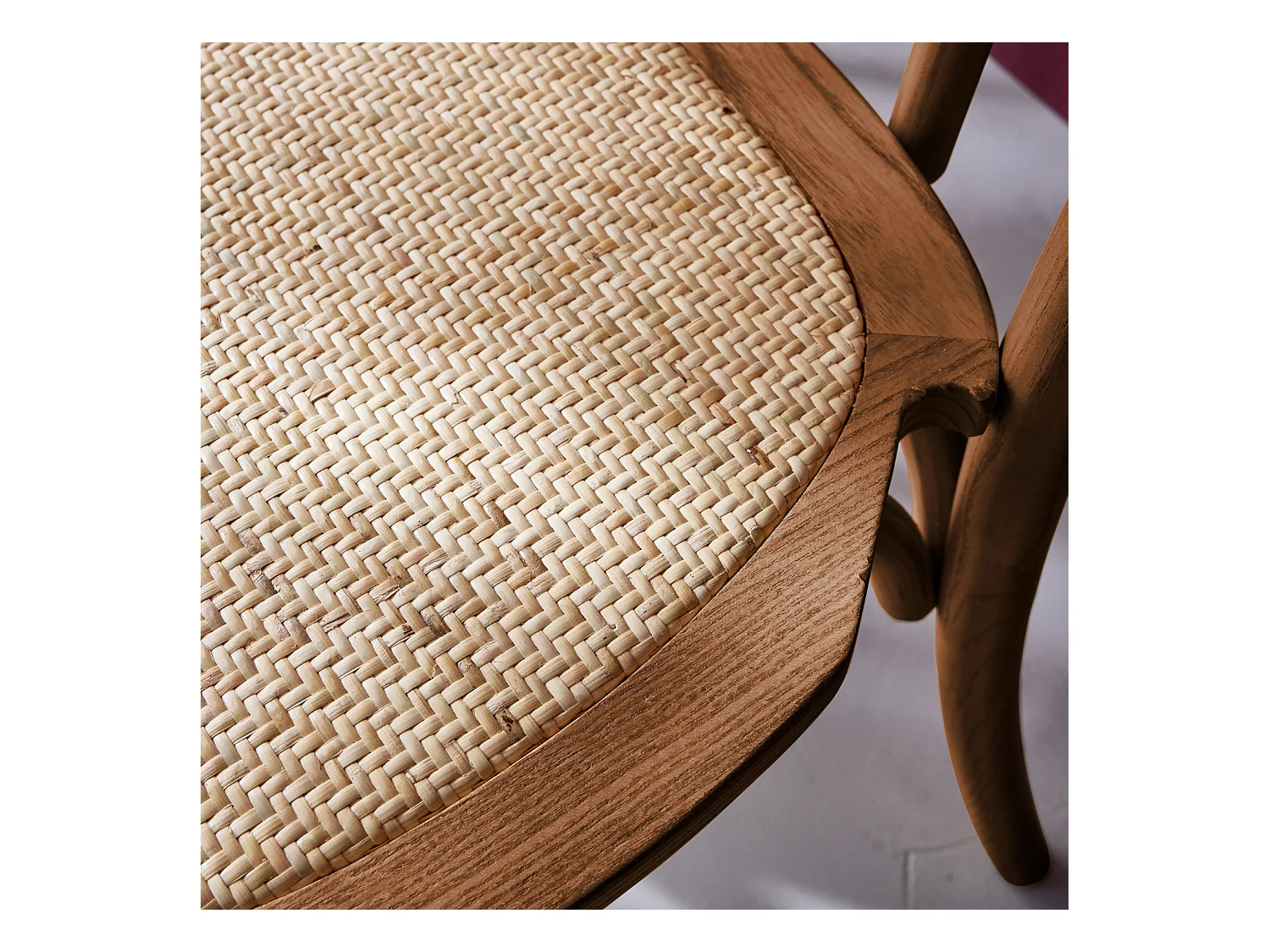 Lot de deux chaises vintage en bois avec assise en rotin et dossier arrondi coloris noyer