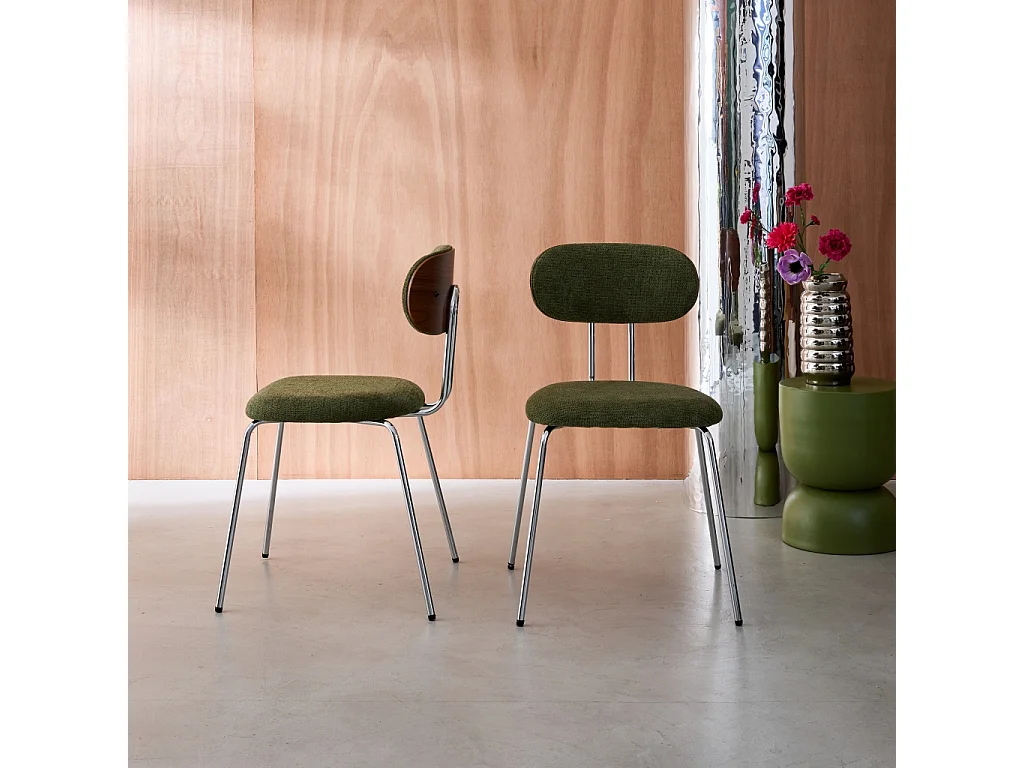 Silla de madera curvada teñida de nogal y tejido repelente al agua ,