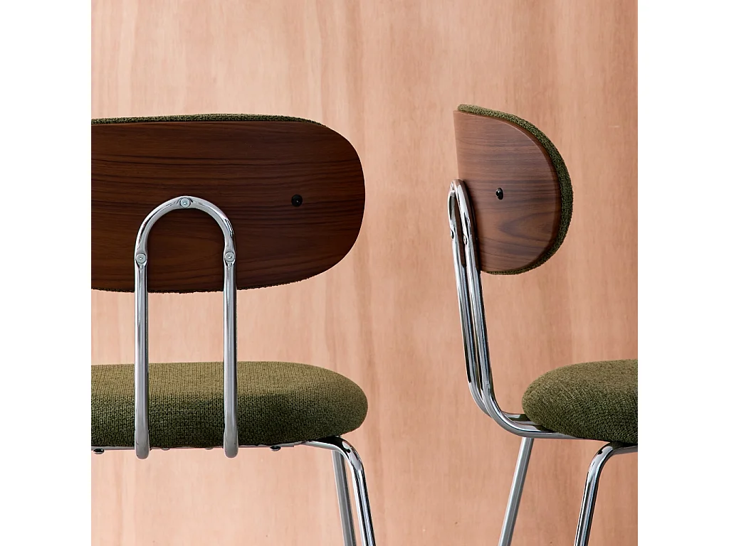 Silla de madera curvada teñida de nogal y tejido repelente al agua ,