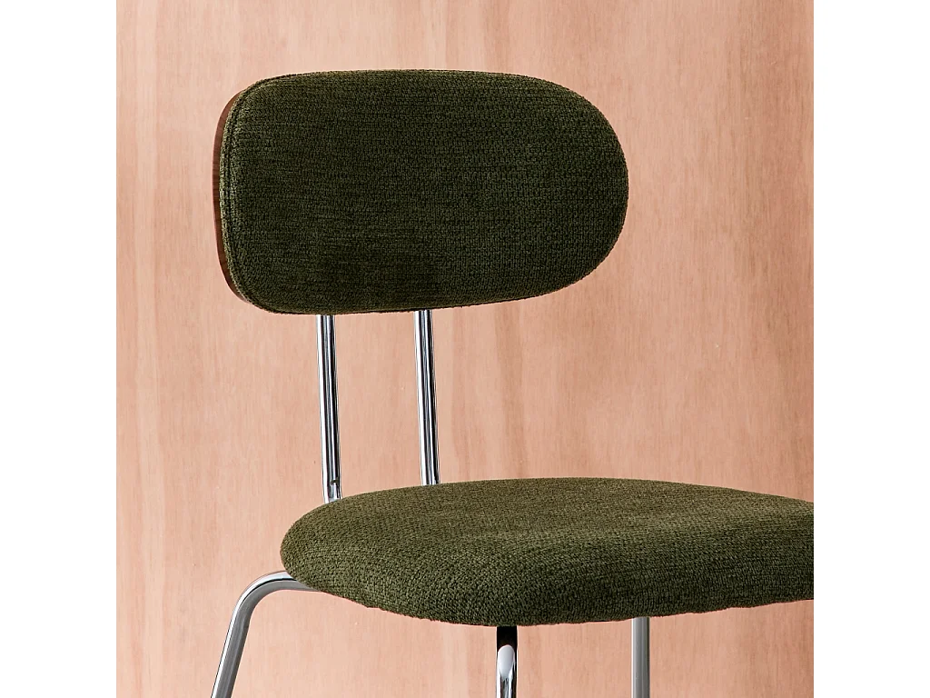 Silla de madera curvada teñida de nogal y tejido repelente al agua ,