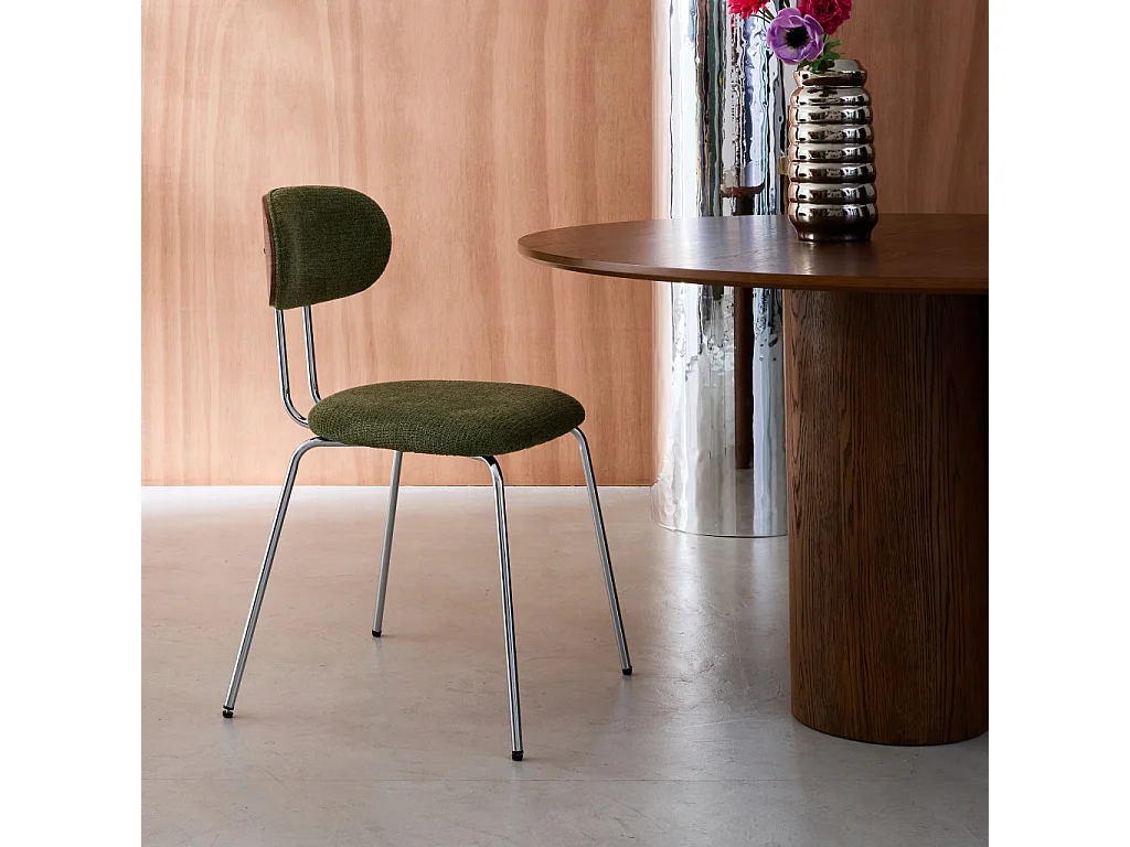 Silla de madera curvada teñida de nogal y tejido repelente al agua ,